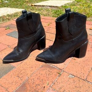 Steve Madden | Zora Black Leather Pointed-Toe Ankle Booties